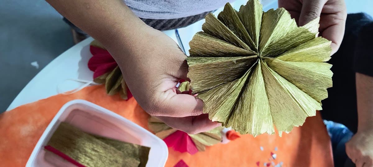 Participantes preparando kits de cuidado e higiene — registro 108