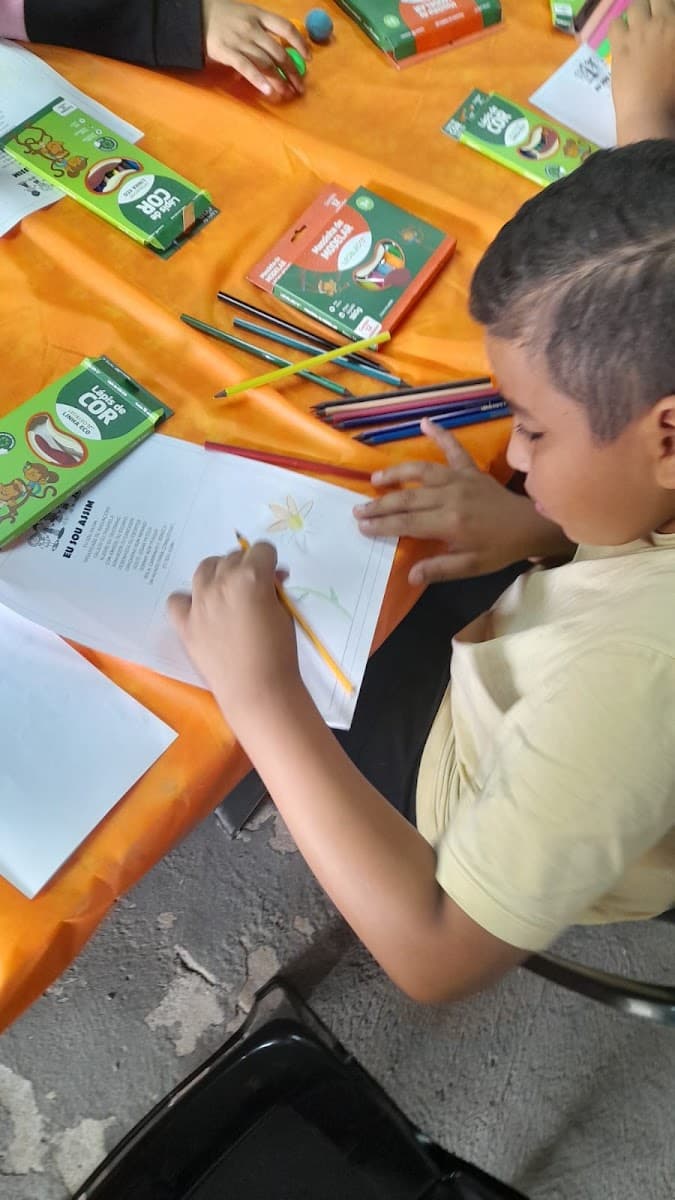 Família recebendo produtos organizados pela ACAI — registro 112
