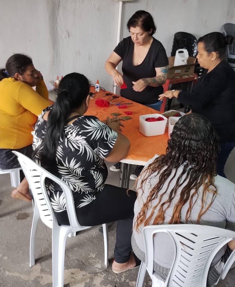 Participantes preparando kits de cuidado e higiene — registro 113