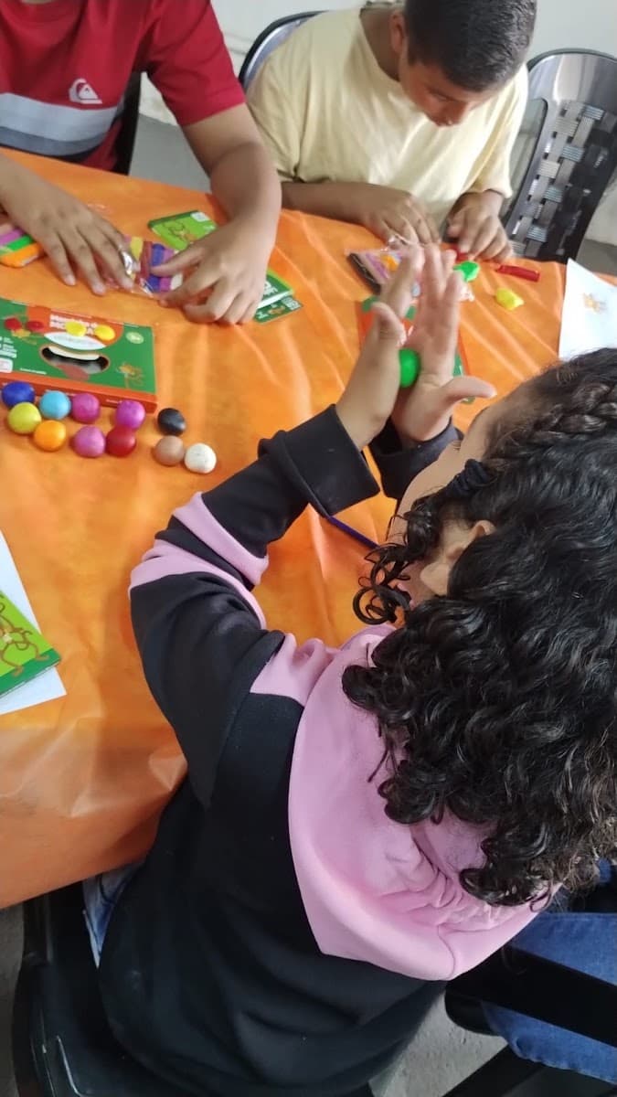 Equipe organizando materiais para uma ação solidária — registro 115