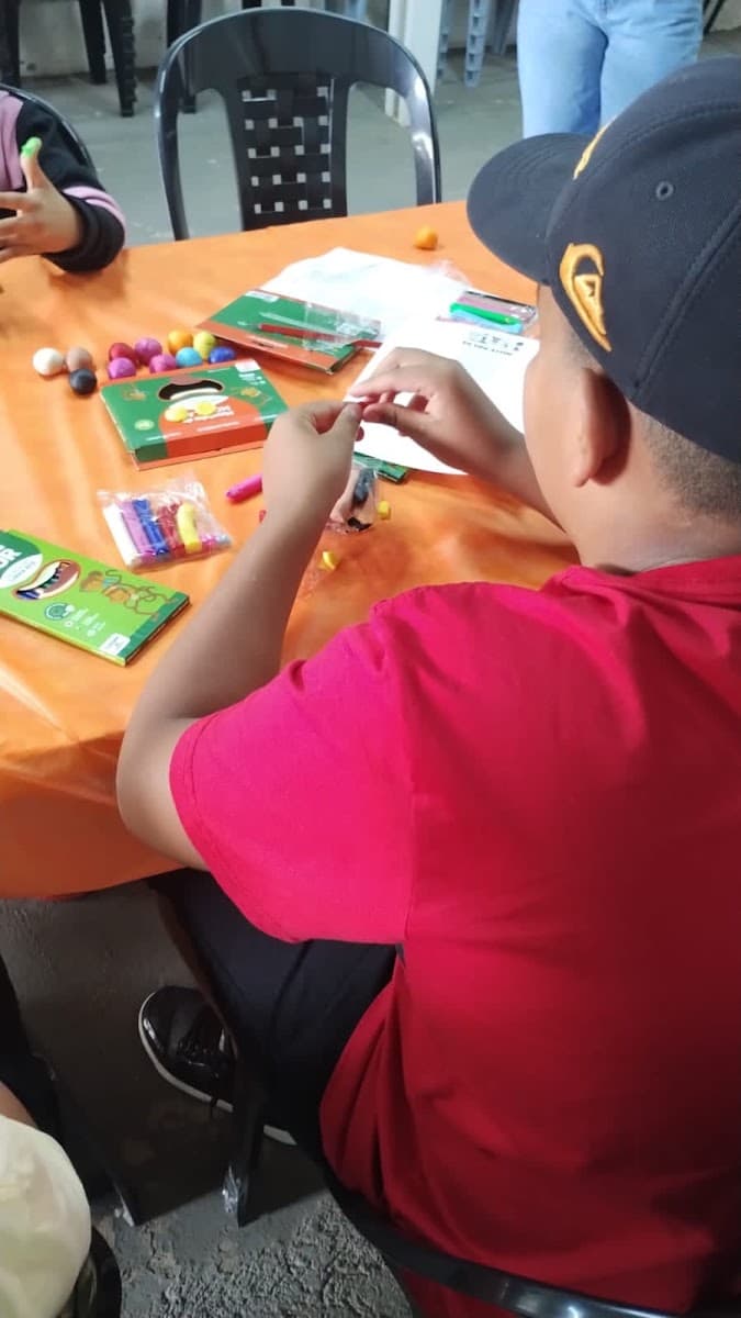 Voluntários separando alimentos e materiais para doação — registro 116