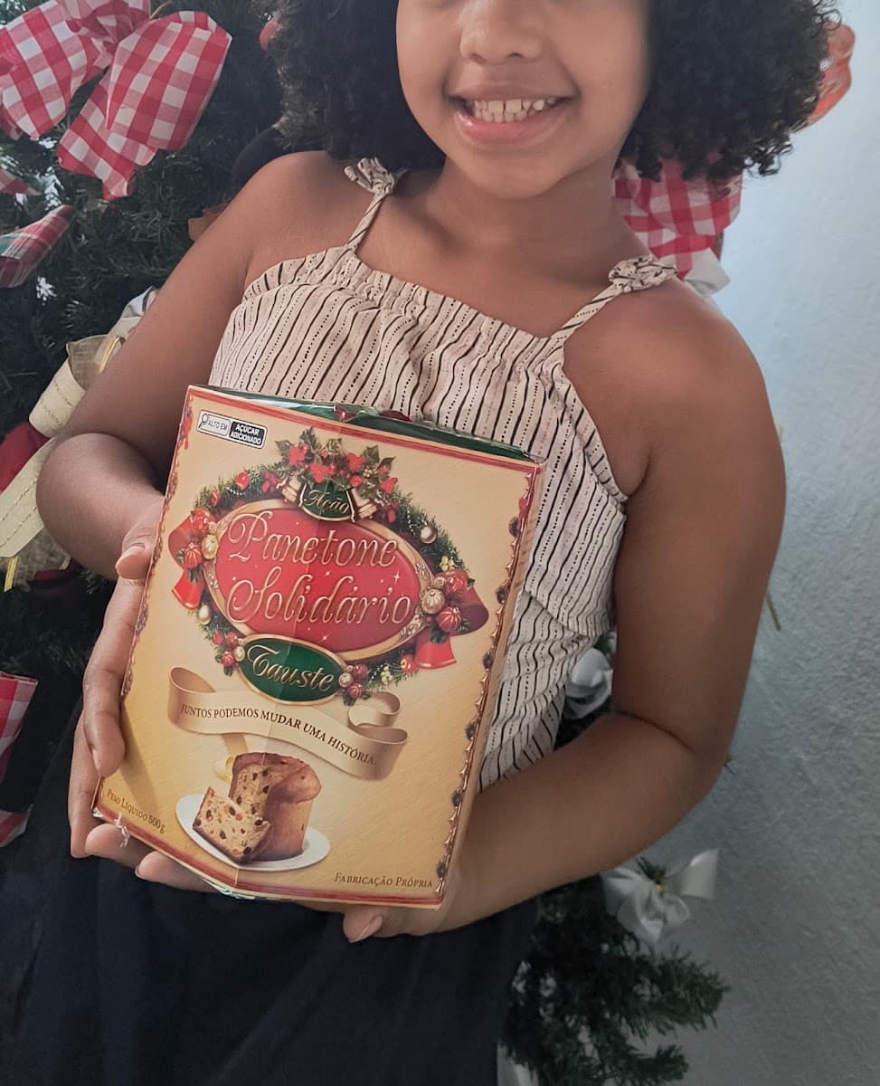 Família recebendo produtos organizados pela ACAI — registro 117