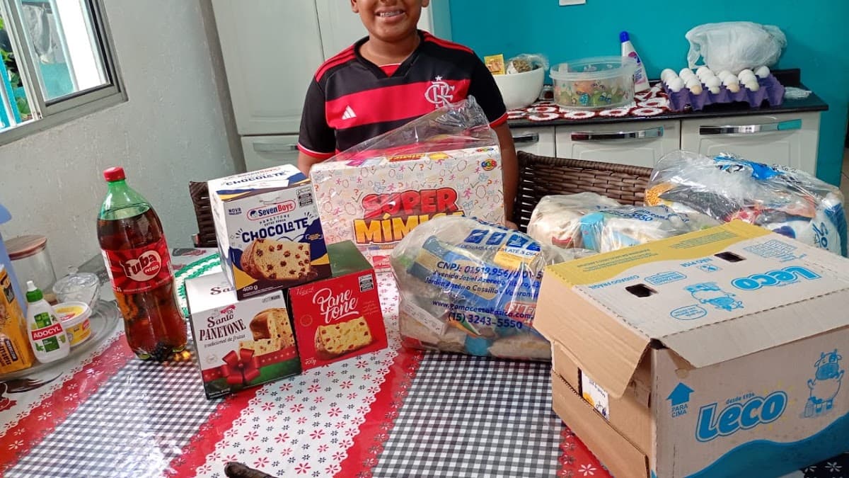 Família recebendo produtos organizados pela ACAI — registro 122