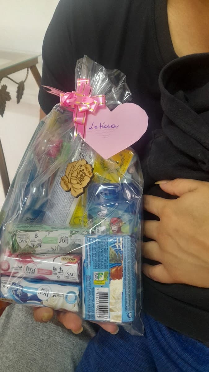Equipe organizando materiais para uma ação solidária — registro 125