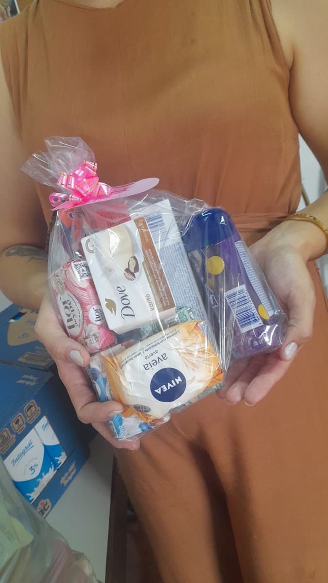 Voluntários separando alimentos e materiais para doação — registro 126
