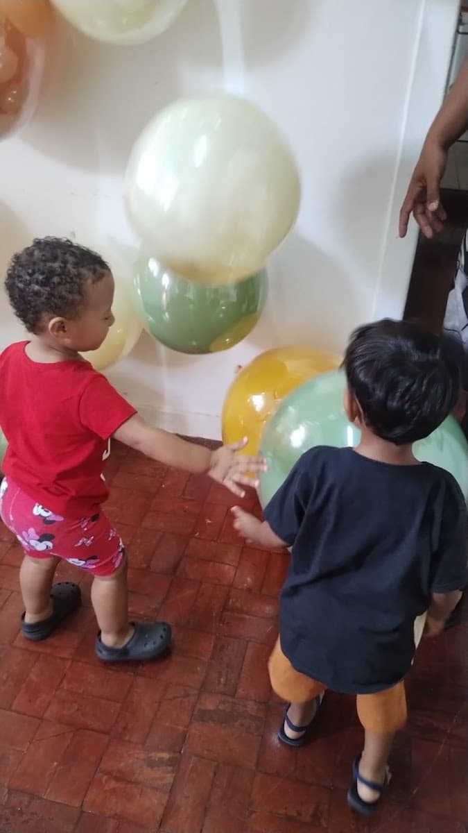 Famílias reunidas em festa com atividades e decoração — registro 128