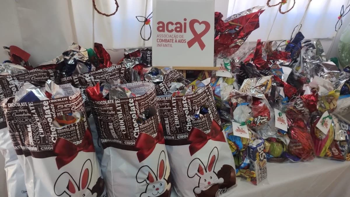 Grupo participando de brincadeira coletiva no espaço da ACAI — registro 129