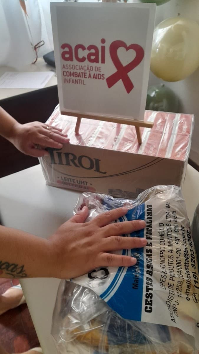 Criança interagindo com balões em momento de convivência — registro 135