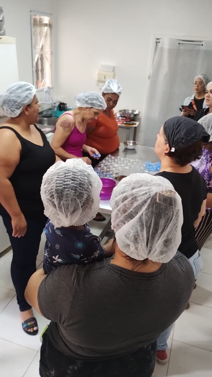 Crianças brincando com balões durante encontro da ACAI — registro 137
