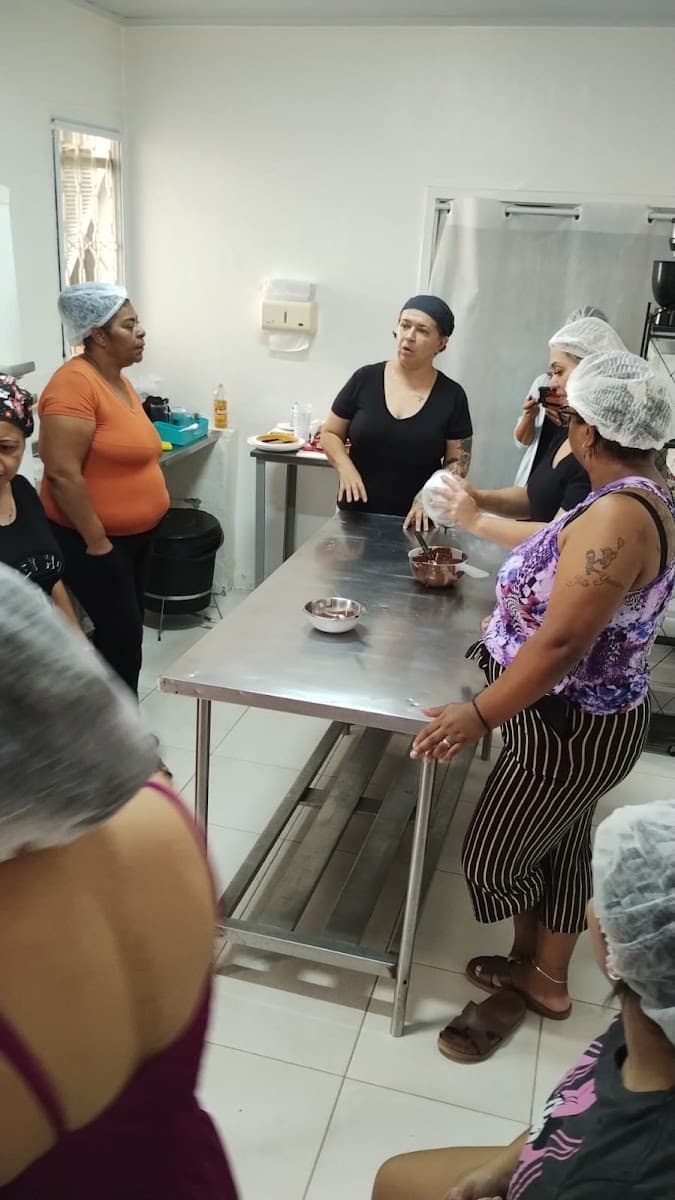 Famílias reunidas em festa com atividades e decoração — registro 138