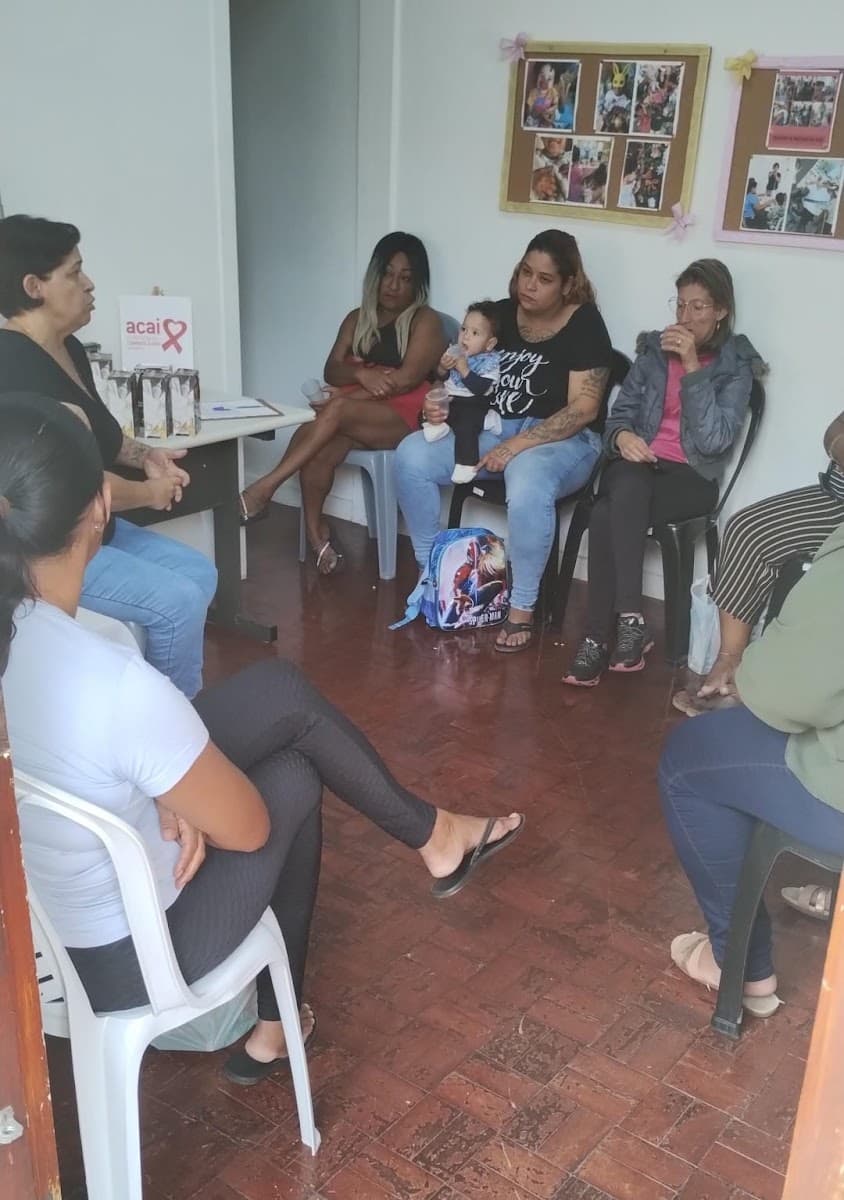 Grupo participando de brincadeira coletiva no espaço da ACAI — registro 139