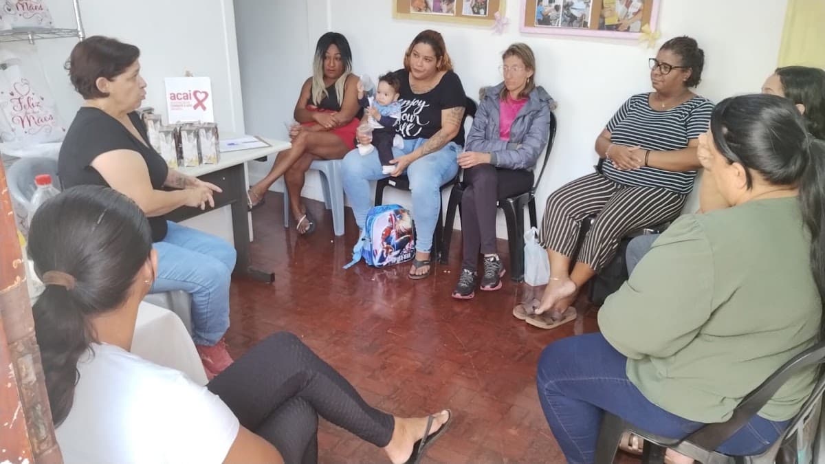 Criança interagindo com balões em momento de convivência — registro 140