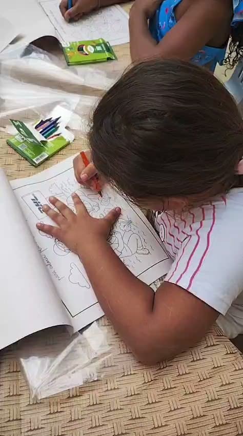 Crianças e adultos criando artesanato em atividade coletiva — registro 142
