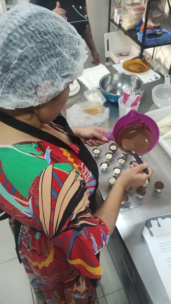 Crianças e adultos criando artesanato em atividade coletiva — registro 147