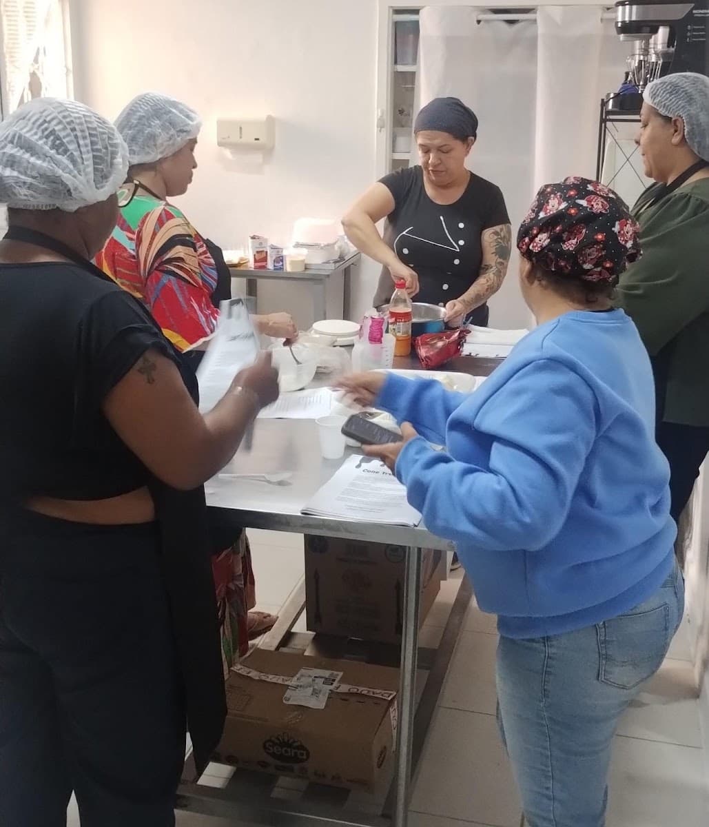 Grupo reunido em atividade manual com materiais diversos — registro 149