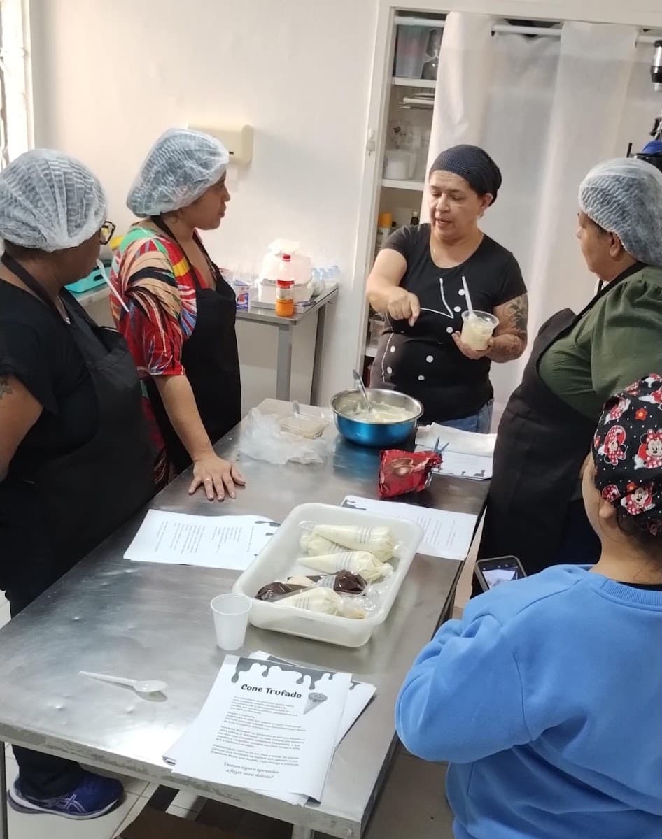 Famílias compartilhando uma oficina de criação e cuidado — registro 150