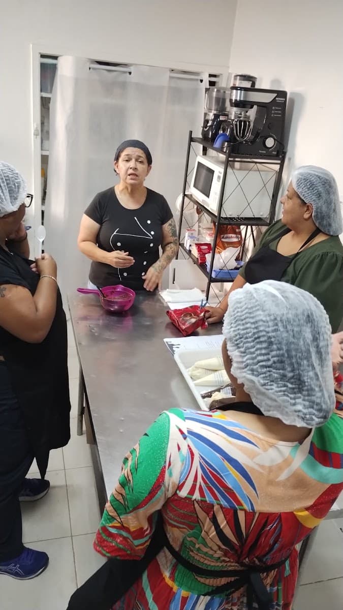 Participantes preparando alimentos em oficina de culinária — registro 151
