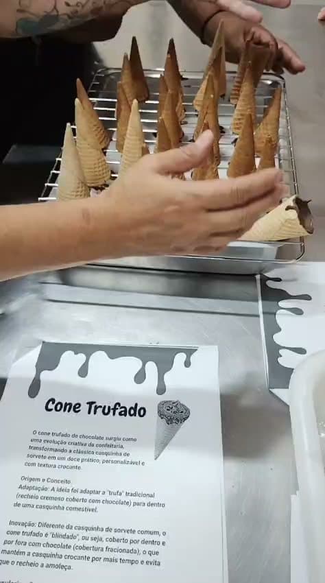 Crianças e adultos criando artesanato em atividade coletiva — registro 152