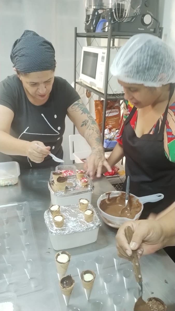 Grupo reunido em atividade manual com materiais diversos — registro 154