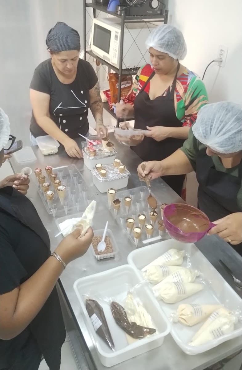 Equipe entregando alimentos e materiais às famílias atendidas — registro 155