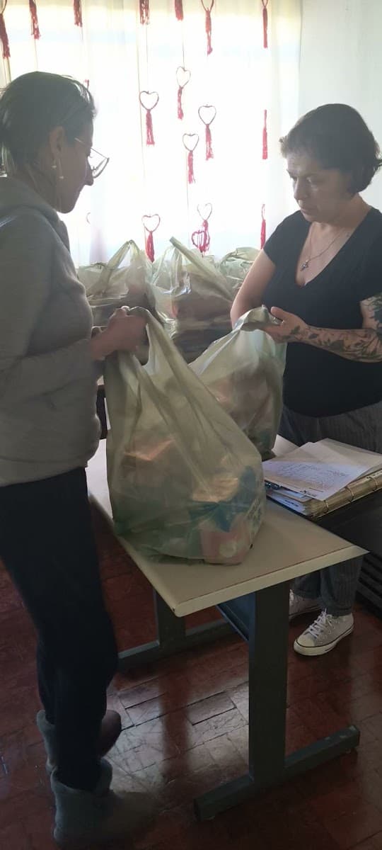 Equipe entregando alimentos e materiais às famílias atendidas — registro 165