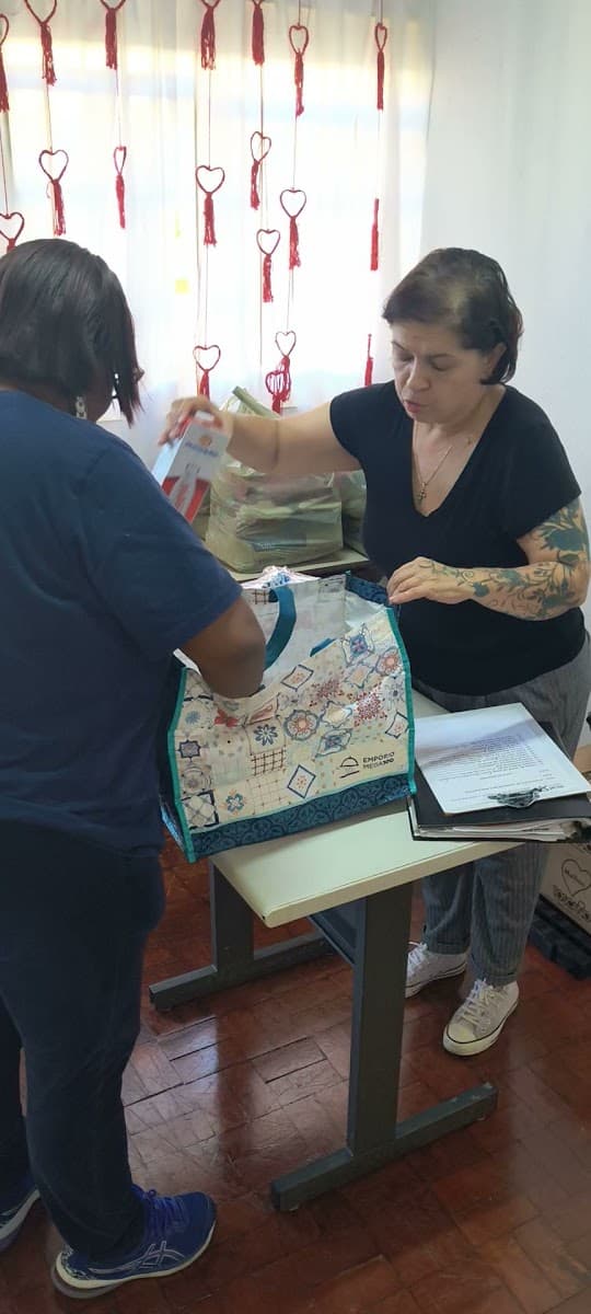 Participante recebendo produtos organizados para doação — registro 166