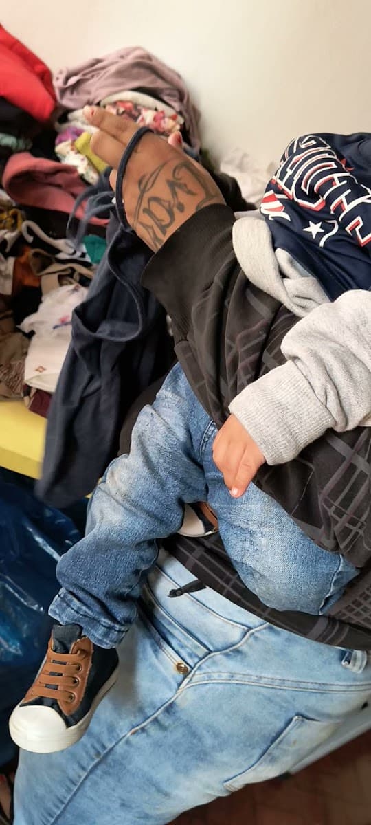 Equipe entregando alimentos e materiais às famílias atendidas — registro 170