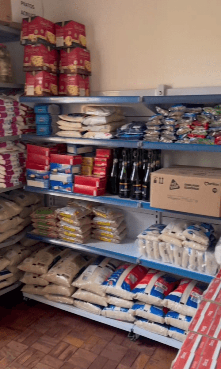 Equipe entregando alimentos e materiais às famílias atendidas — registro 175