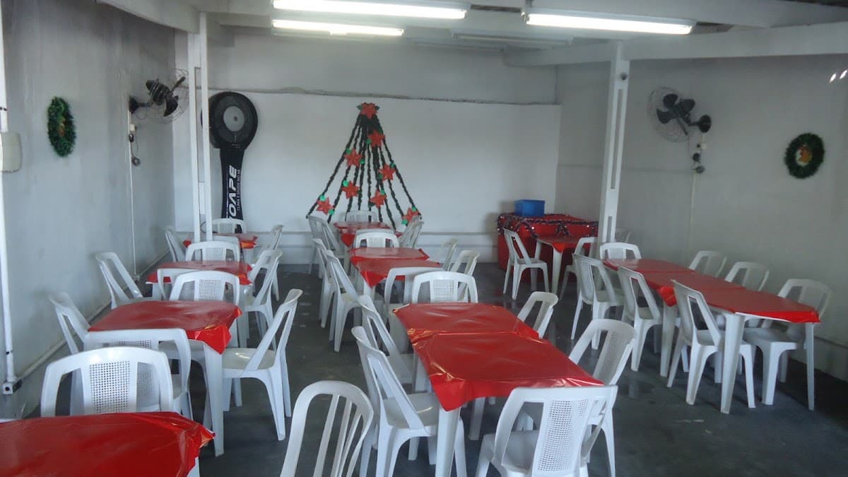 Equipe entregando alimentos e materiais às famílias atendidas — registro 180