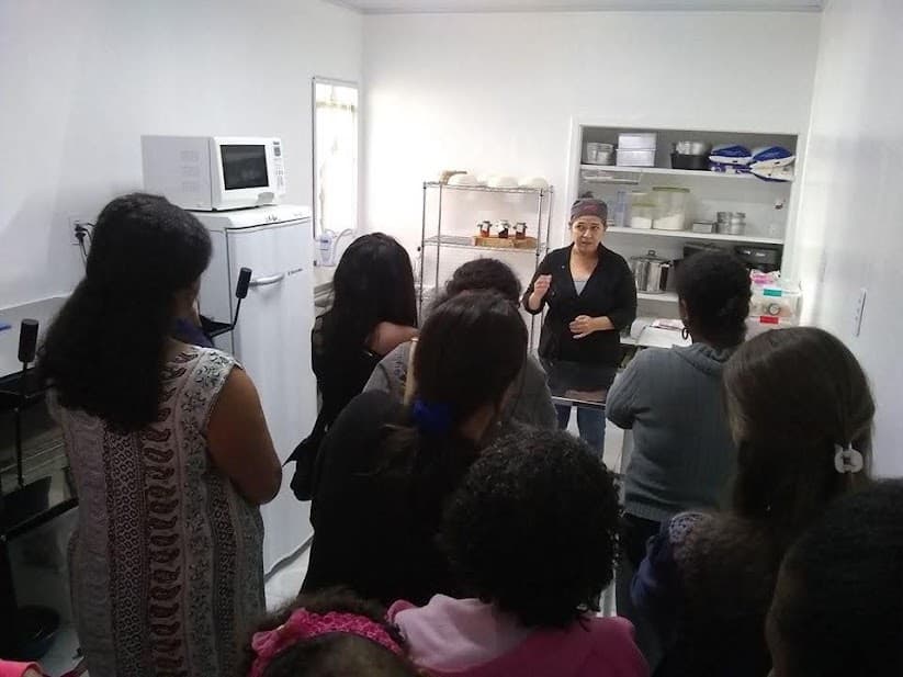 Participante recebendo produtos organizados para doação — registro 181
