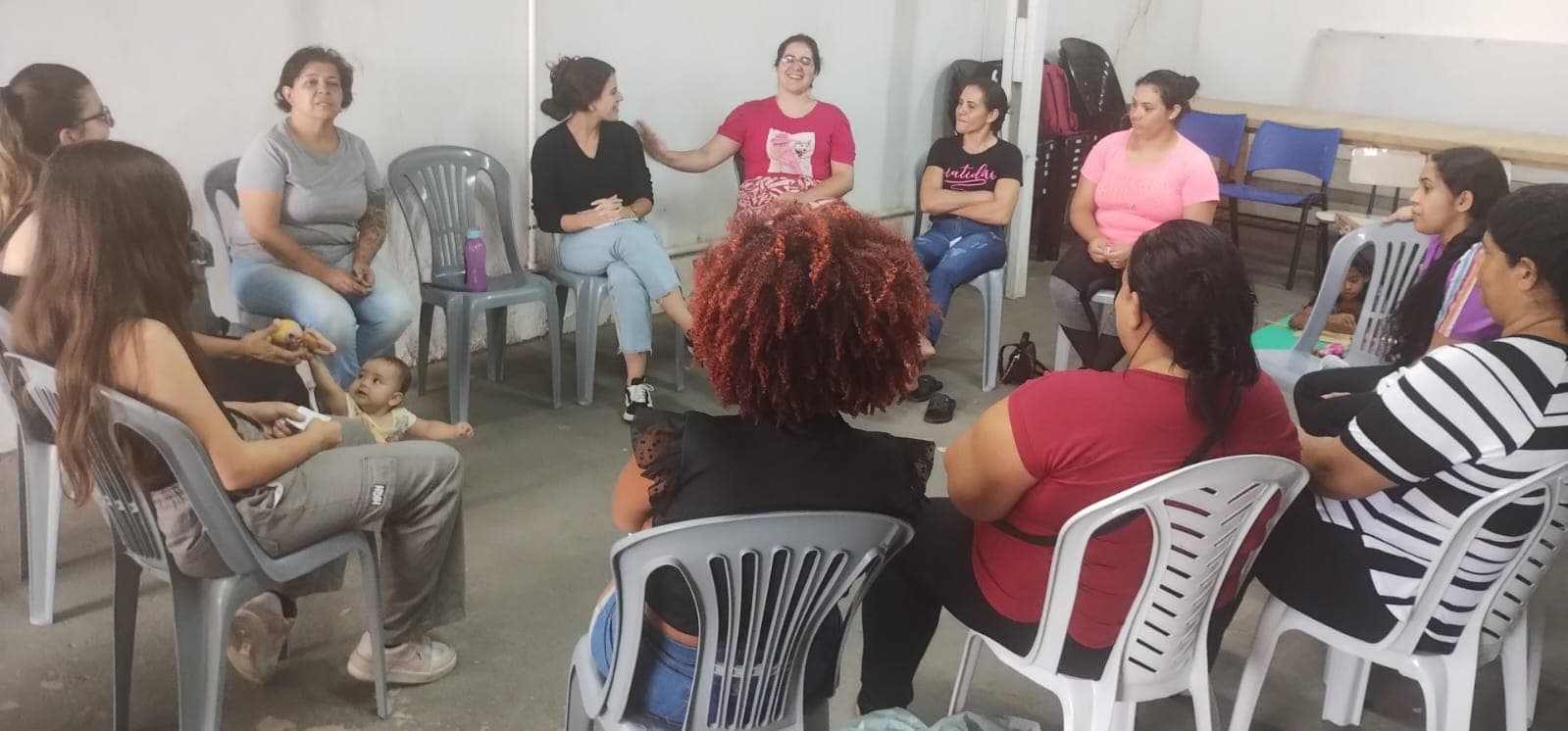 Participantes sentados em roda de diálogo na ACAI